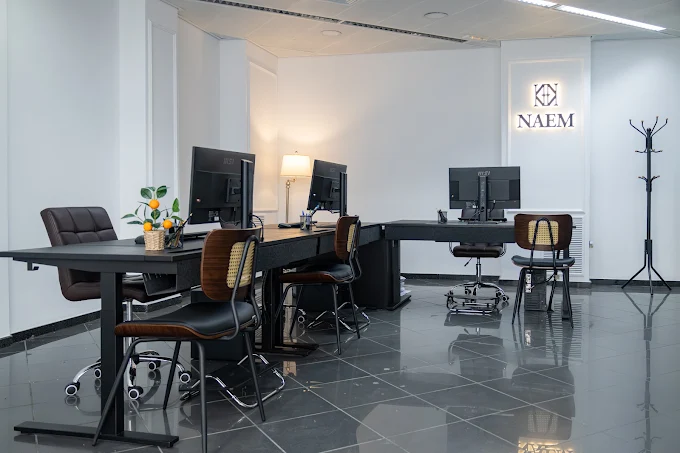 Área de trabajo con el logotipo de NAEM