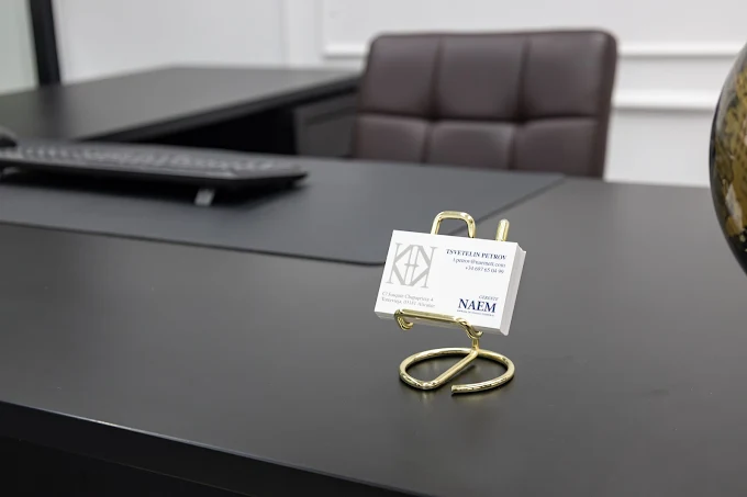 Tarjeta de NAEM sobre el escritorio